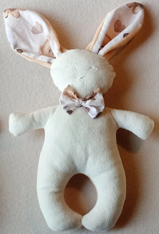 Handmade textilná hrkálka do ručičky Minky – Zajko