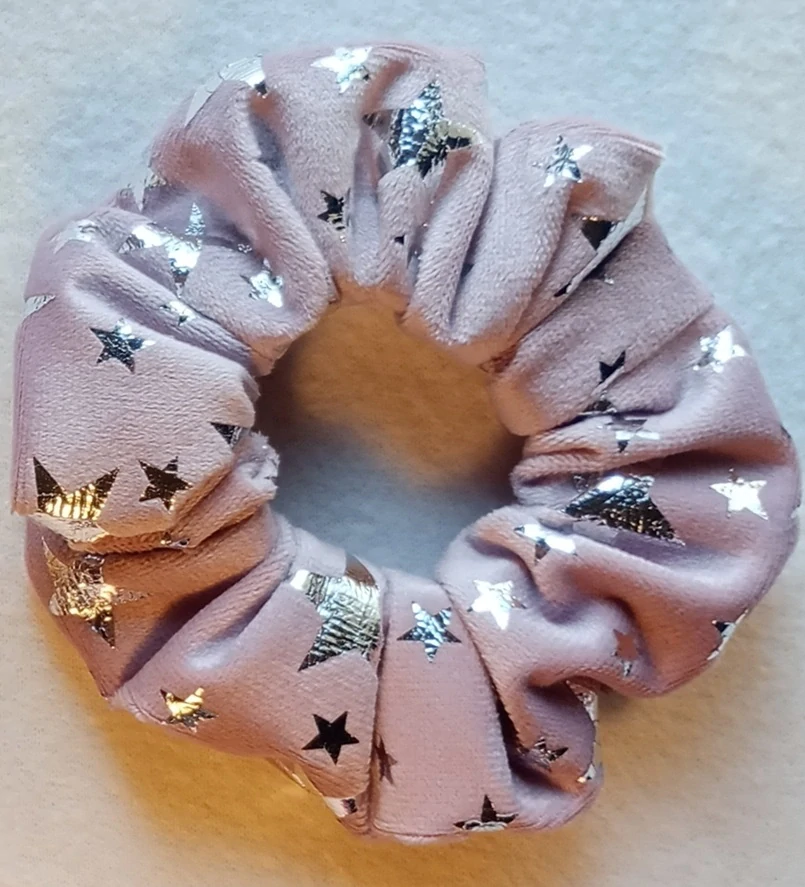 Krémová zamatová scrunchie gumička do vlasov – Trblietavé hviezdy