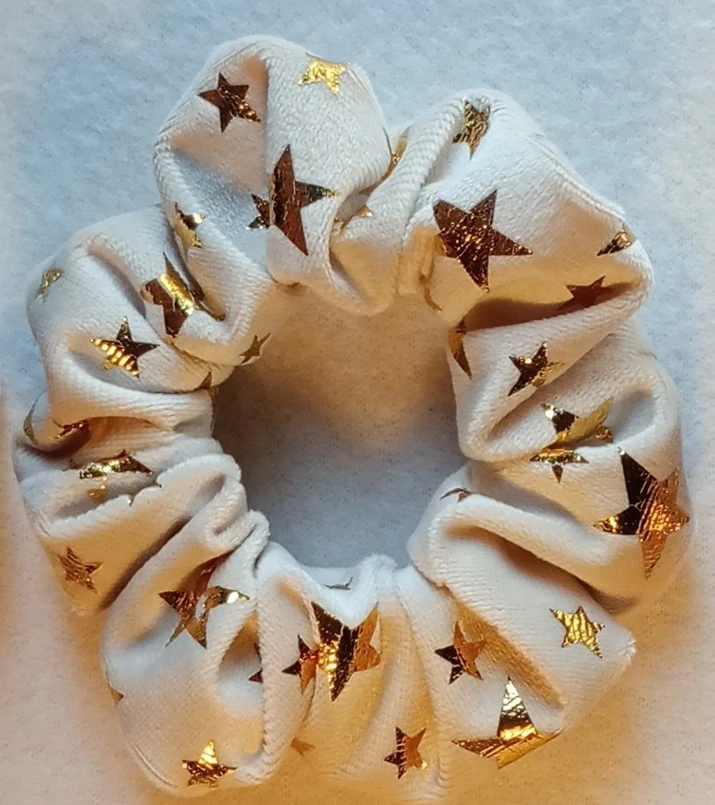 Krémová zamatová scrunchie gumička do vlasov – Trblietavé hviezdy