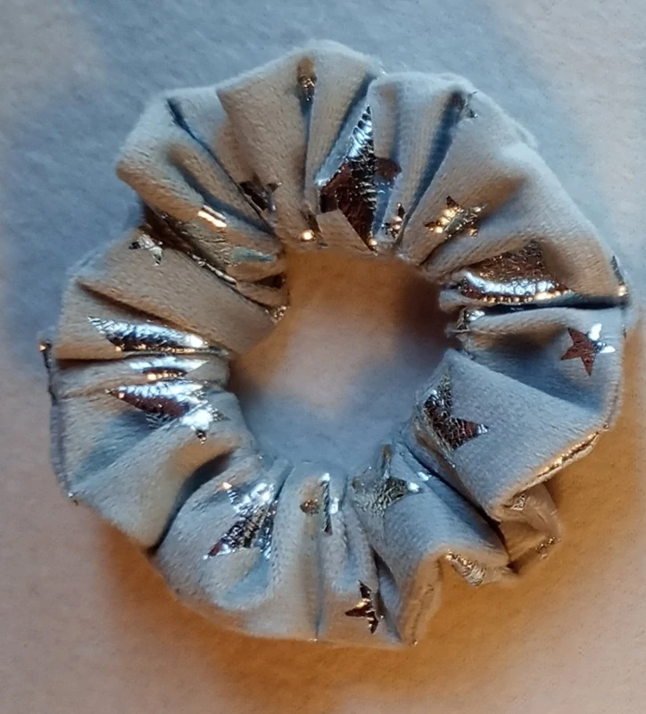 Krémová zamatová scrunchie gumička do vlasov – Trblietavé hviezdy