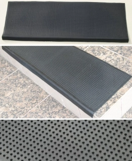 Gumové nášlapy na schody čierne 76 x 26 +2cm plné bodkované