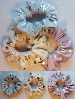 Ručne šitá zamatová scrunchie gumička do vlasov – Trblietavé hviezdy