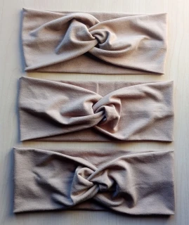 Handmade úpletová čelenka s prekrížením – Elegantná béžová