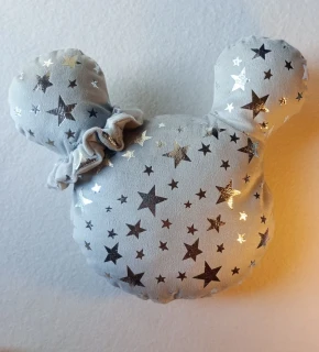 Zamatový dekoračný vankúšik v tvare myšky – Šedá Myška so scrunchie
